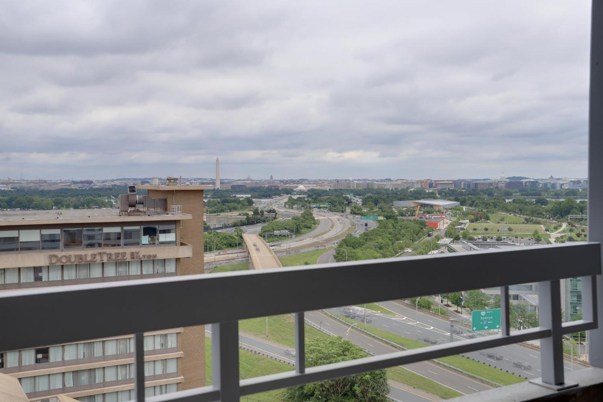 Unique Apartment In A Great Pentagon City Location アーリントン エクステリア 写真